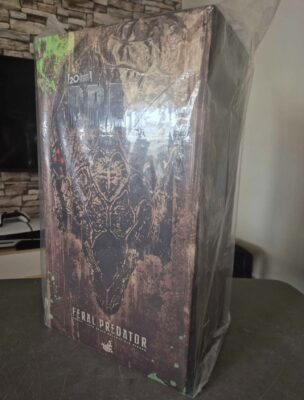 Hot Toys Prey Feral Predator