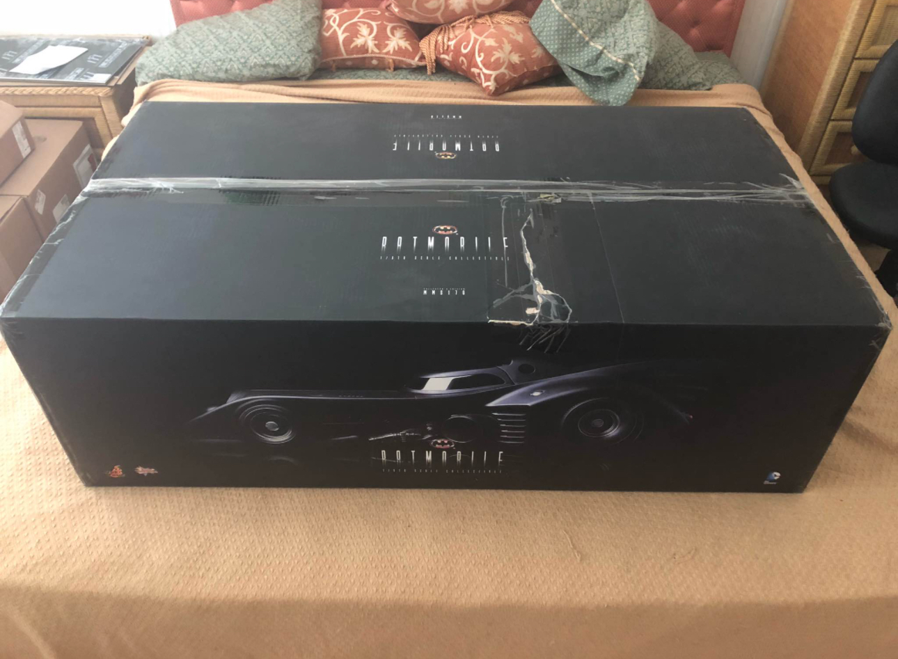 Batman 1:6 Scale Tumbler Hot Toys Batmobile MMS596 Batman 1:6 Scale Tumbler Hot Toys Batmobile MMS596